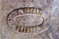 Cihelná dlaždice „půdovka“ s kolkem F. Veselý Brandýs n./O., negativní písmo v obdélném negativním rámečku, rozměr 200×200×40 mm. Jedná se o cihelnu Františka Veselého v Brandýse nad Orlicí, přelom 19. a 20. století