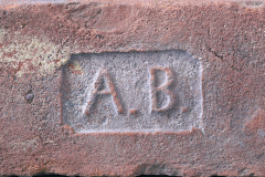 Cihla plná s kolkem A.B., pozitivní písmo, běžný formát (290×140×65 mm), počátek 20. století. Jednalo se o iniciály majitele cihelny Adolfa Břečky z cihelny ve Vraclavi u Vysokého Mýta