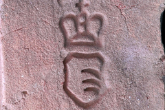 Cihla plná s kolkem knížat Kinských (erb s třemi vlčími tesáky v poli a s knížecí korunkou), běžný formát (290×140×65 mm), z konce 19. století. Panská cihelna knížat Kinských na Vrchovině u Chocně