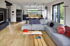 Dřevo, ocel a neutrální šedý základ ctí i dominantní prvky zařízení, jako prostorné pohodlné sezení Sancal – Mousse se šedým potahem či elegantní černý jídelní stůl. Interiér je dobarven drobnými, obměnitelnými prvky, jako jsou třeba polštáře