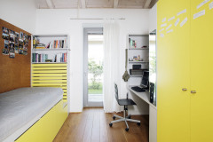 Dětské pokoje jsou v kontrastu k bílé hale barevné – jeden je laděný do žlutého odstínu, druhý je v zeleném