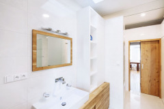 Koupelnu, stejně tak jako technické zázemí, architekti umístili do kubické vestavby v přízemní části domu