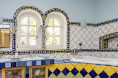 Koupelna s obkladem v modré, zelené a žluté byla inspirována národními barvami Brazílie