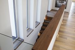 Jednoramenné schodiště spojuje intimní  a společenskou zónu vily. Přírodní dubové obložení schodiště doplňuje vinylová podlahová krytina s dezénem dřeva