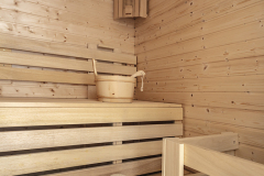 Součástí relaxační zóny je finská sauna s prostornou dřevěnou kabinou